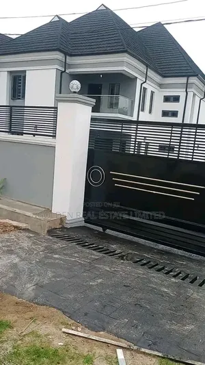 5bdrm Duplex in Oluyole for sale