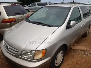 Toyota Sienna XLE 2002 Gold