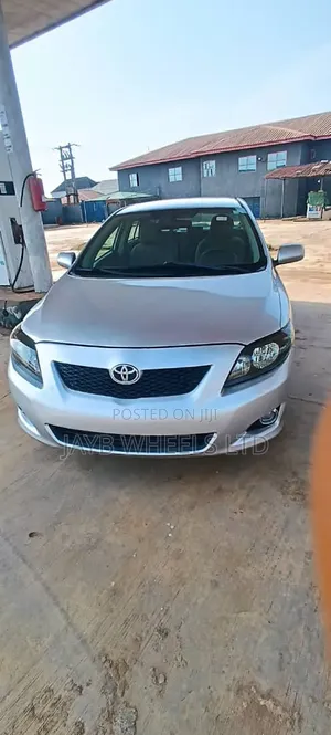 Toyota Corolla LE 4dr Sedan (1.8L 4cyl 4A) 2010 Silver
