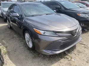 Toyota Camry XLE FWD (2.5L 4cyl 8AM) 2018 Gray