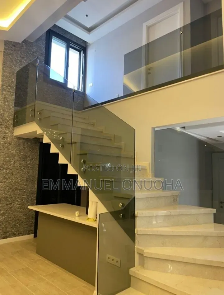 Clear-Edge Dark Grey Glass Staircase Railing