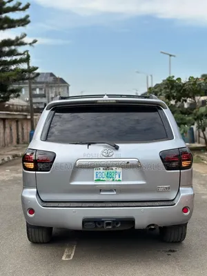 Toyota Sequoia Platinum 4dr SUV 4WD (5.7L 8cyl 6A) 2012 Silver