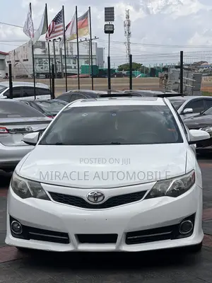 Toyota Camry SE 4dr Sedan (2.5L 4cyl 6A) 2014 White