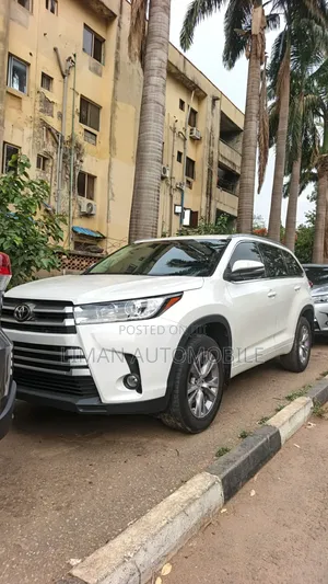 Toyota Highlander XLE 4x2 V6 (3.5L 6cyl 8A) 2018 White