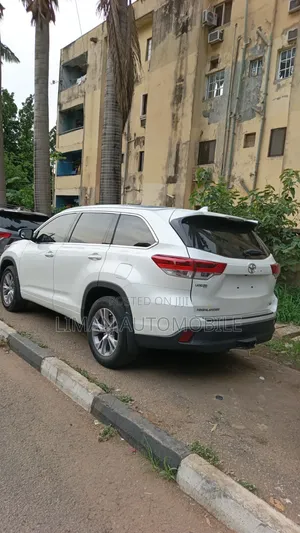 Toyota Highlander XLE 4x2 V6 (3.5L 6cyl 8A) 2018 White
