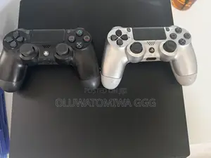 1tb Ps 4 Pro With 2 Pads and 2 Disk Games With 2 More Games Installed
