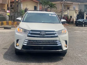 Toyota Highlander XLE 4x4 V6 (3.5L 6cyl 8A) 2017 White