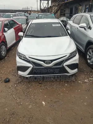 Toyota Camry LE FWD (2.5L 4cyl 8AM) 2018 Off white