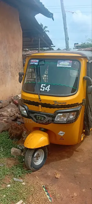 TVS HLX Plus ES 2024 Yellow