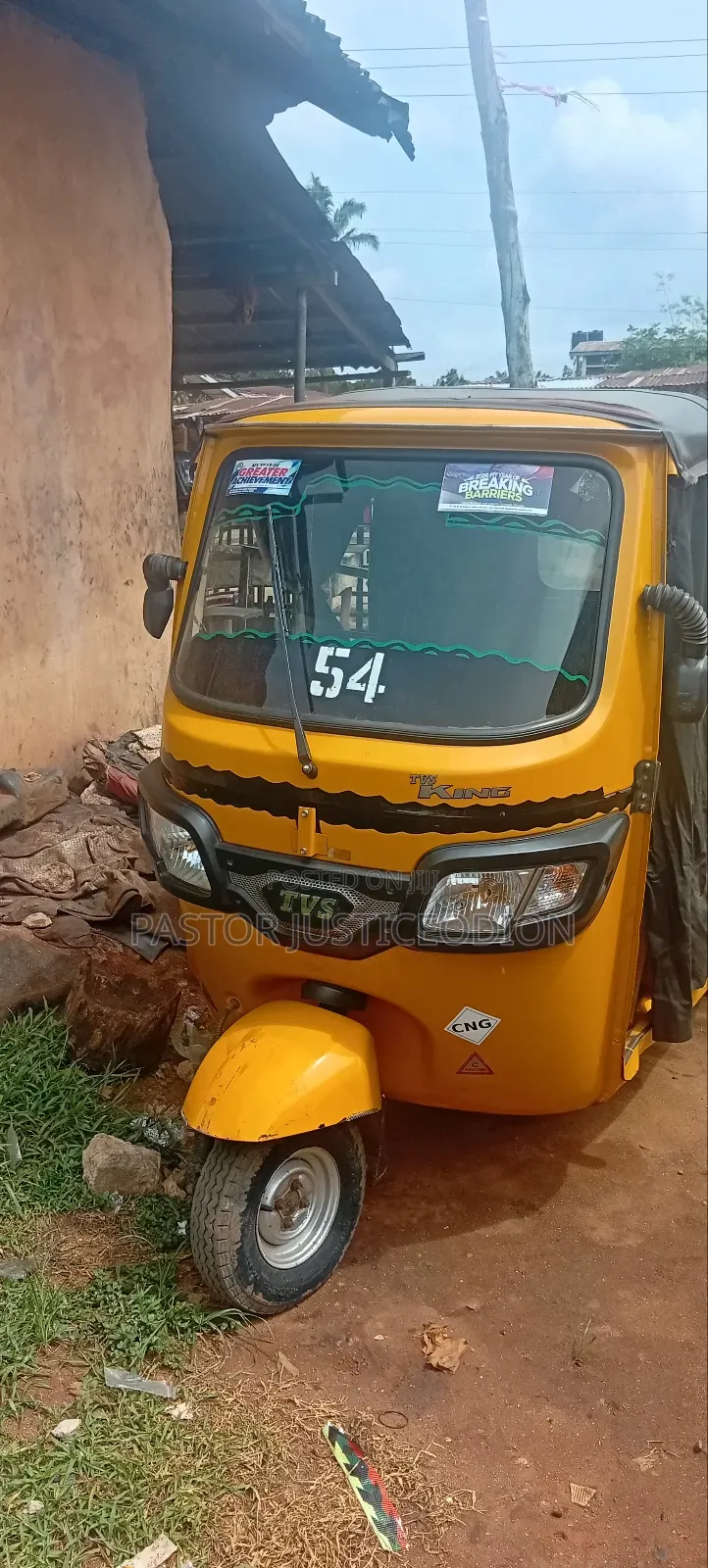 TVS HLX Plus ES 2024 Yellow
