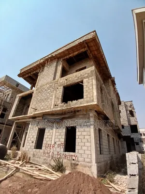 6bdrm Duplex in New Dawn Estate, Mbora for sale