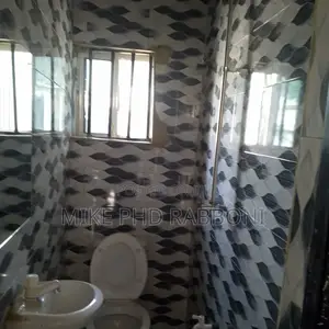 1bdrm Block of Flats in Close To Central for rent