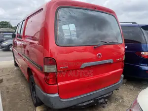Toyota HiAce 2005 Red