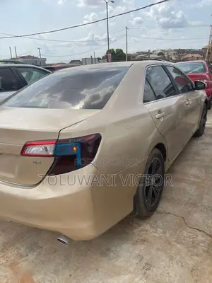 Toyota Camry LE 4dr Sedan (2.5L 4cyl 6A) 2012 Gold