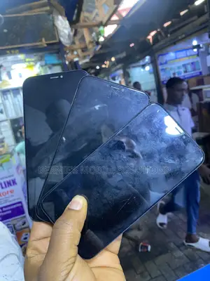 iPhone Xr Follow Come Screens