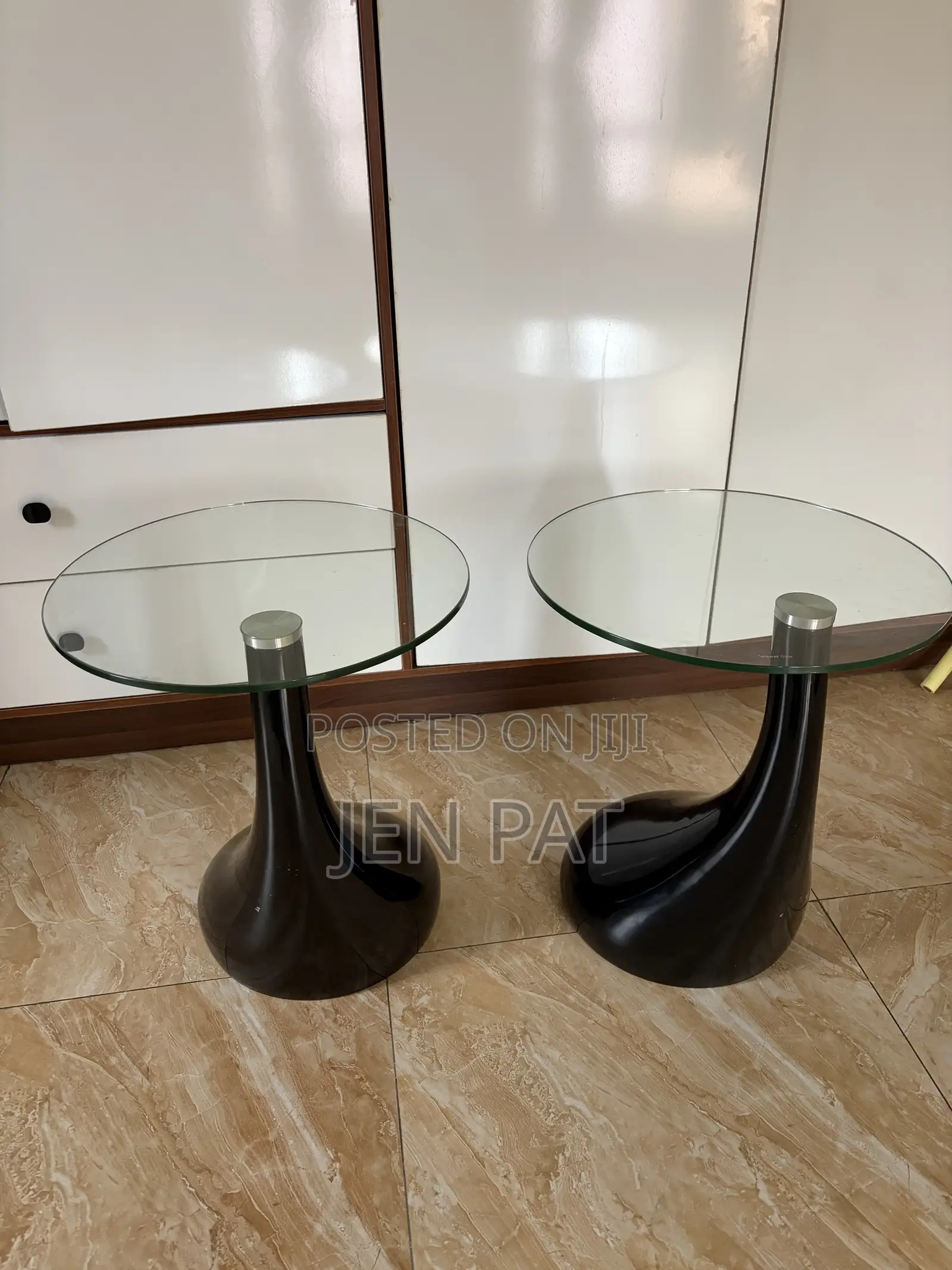 De Clutter, Tempered Glass Stool
