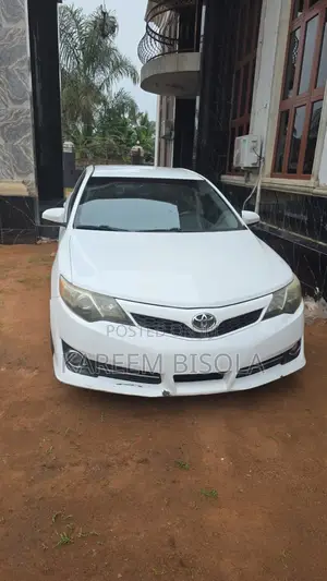 Toyota Camry SE 4dr Sedan (2.5L 4cyl 6A) 2014 White