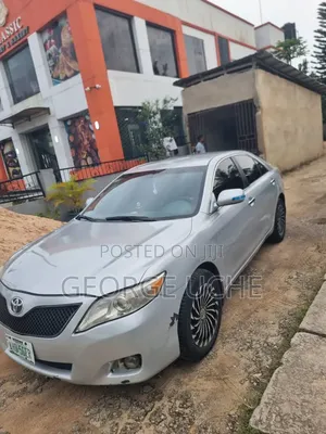 Toyota Camry XLE 4dr Sedan (2.5L 4cyl 6A) 2011 Silver