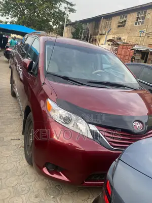 Toyota Sienna 2013 Brown