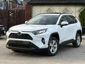 Toyota RAV4 XLE 2021 White