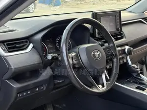 Toyota RAV4 XLE 2021 White