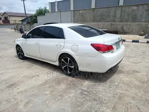 Toyota Avalon Limited Sedan FWD (3.5L 6cyl 6A) 2011 White