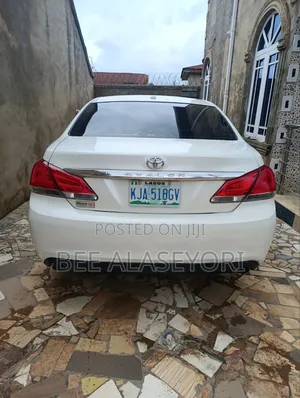 Toyota Avalon Limited Sedan FWD (3.5L 6cyl 6A) 2011 White