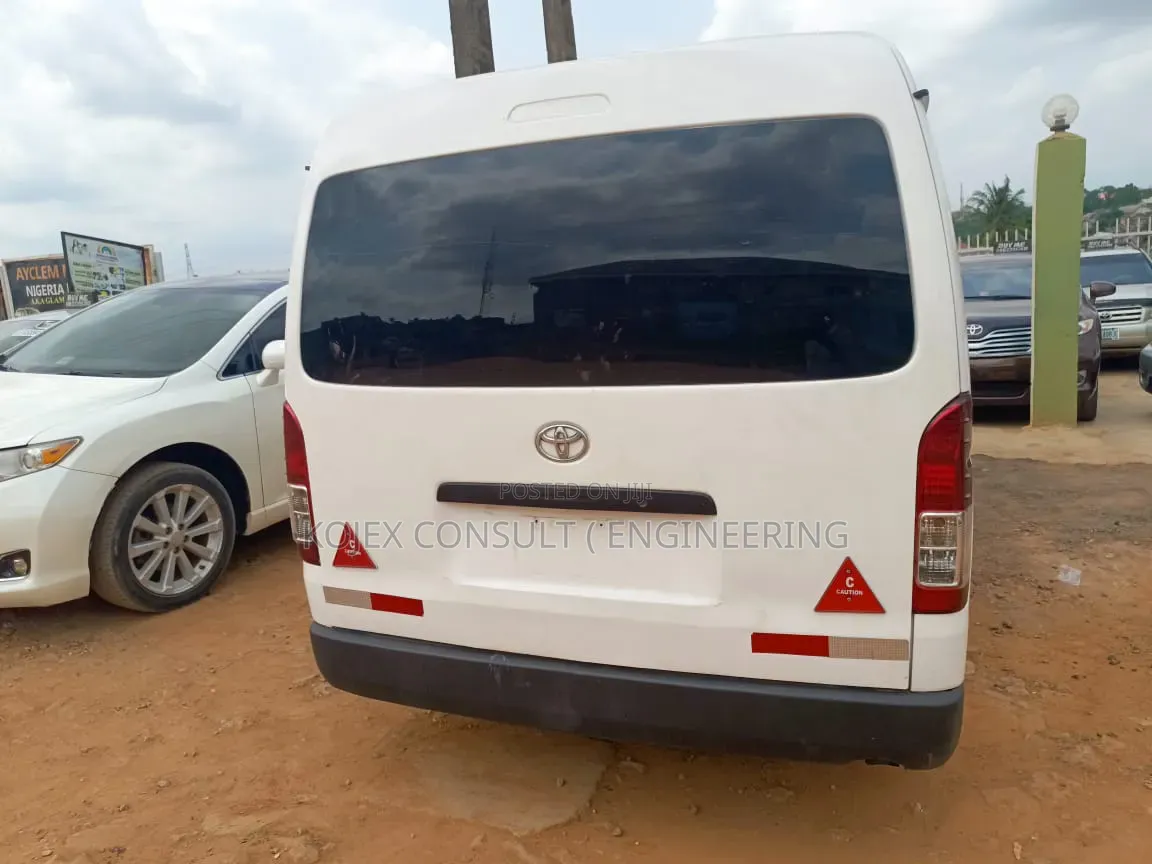 Toyota HiAce 2015 White