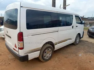Toyota HiAce 2015 White