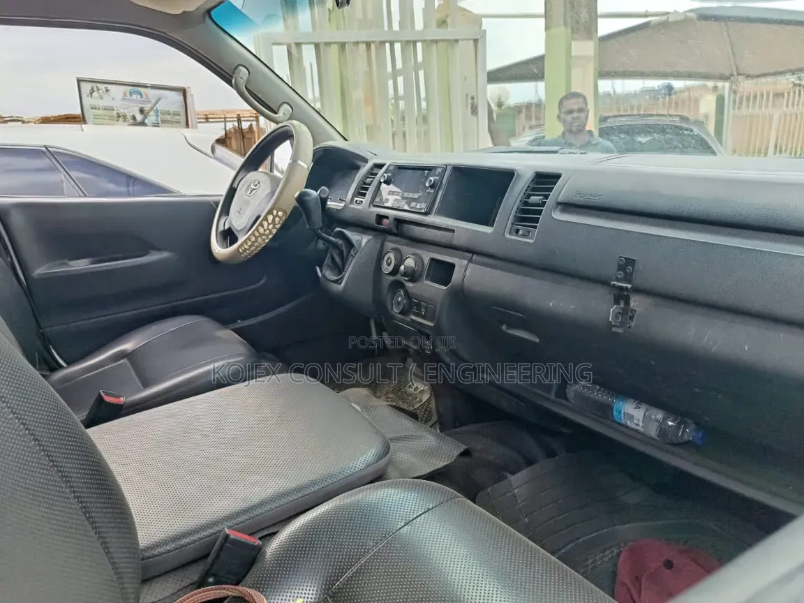 Toyota HiAce 2015 White