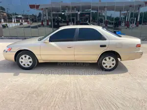 Toyota Camry LE 4dr Sedan (2.2L 4cyl 4A) 2000 Gold