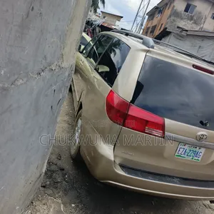 Toyota Sienna 2004 Gold