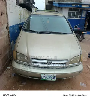 Toyota Sienna 1999 Gold
