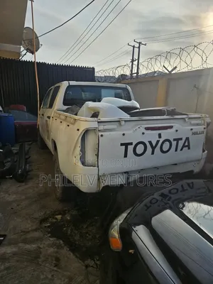 Toyota Hilux SR 4x4 2014 White