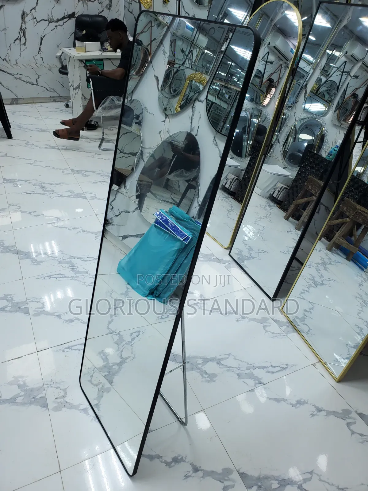 Round Black Frame Dressing Mirror