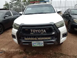 Toyota Hilux Revo Double Cab Petrol 2.7 RWD 2017 Off white