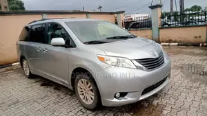 Toyota Sienna XLE FWD 8-Passenger 2013 Silver
