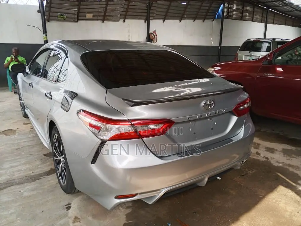 Toyota Camry 2018 Silver