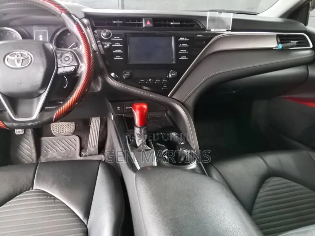Toyota Camry 2018 Silver