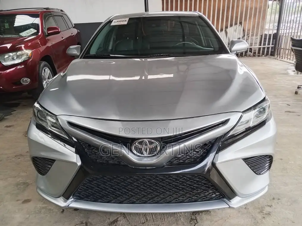 Toyota Camry 2018 Silver