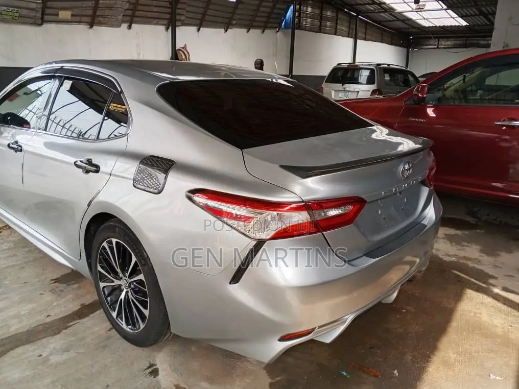 Toyota Camry 2018 Silver