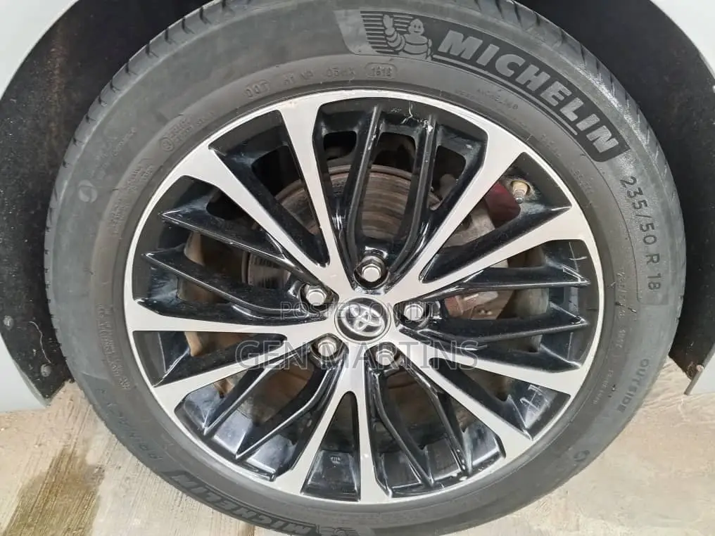 Toyota Camry 2018 Silver