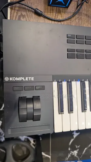 Komplete Kontrol S49 Mkii Studio Midi Keyboard Controller