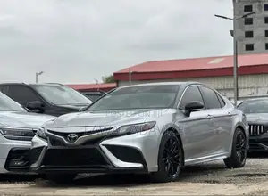 Toyota Camry SE 2021 Silver