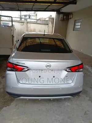Nissan Versa SV 2023 Silver