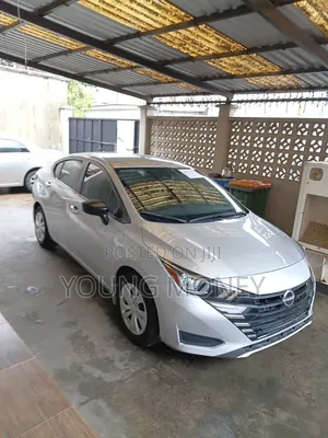 Nissan Versa SV 2023 Silver