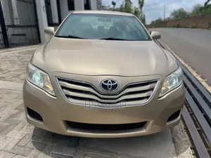 Toyota Camry LE 4dr Sedan (2.5L 4cyl 6AM) 2010 Gold