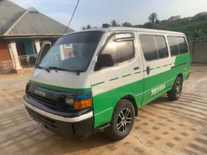 Toyota HiAce 2000 Green
