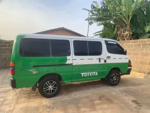 Toyota HiAce 2000 Green