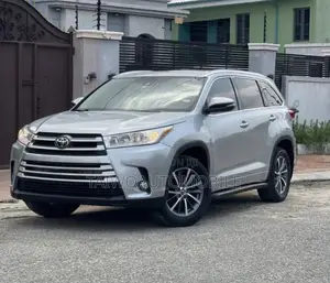 Toyota Highlander XLE 4x4 V6 (3.5L 6cyl 8A) 2018 Gray